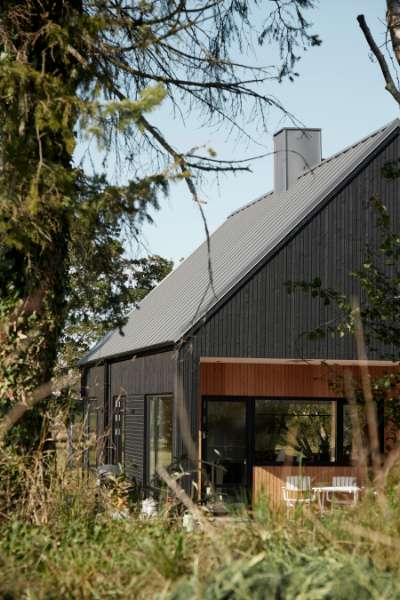 Flaget er hejst for det nye hus med det populære ståltag, Brådalvej 25, 9210 Aalborg SØ